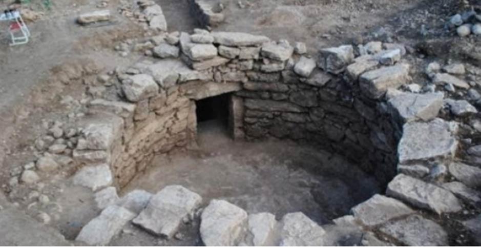 Ancient Mycenaean Tomb and Artifacts Discovered in Central Greece